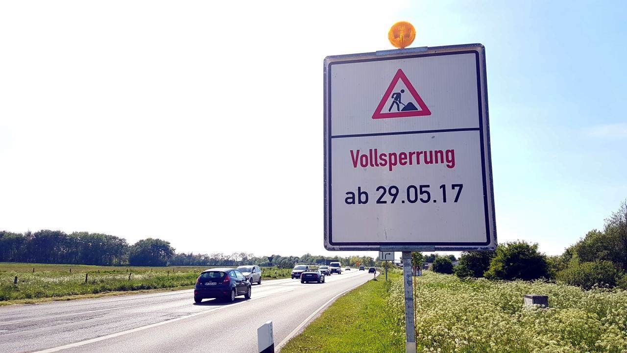 Vollsperrung der direkten Verbindung von der B5 zu der Verladestation der Sylter Autozüge in Niebüll