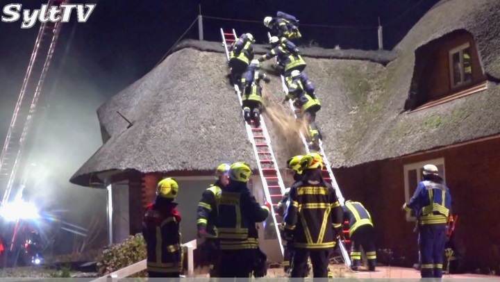 Brandbekämpfung beim Reetdach auf Sylt zu Übungszwecken