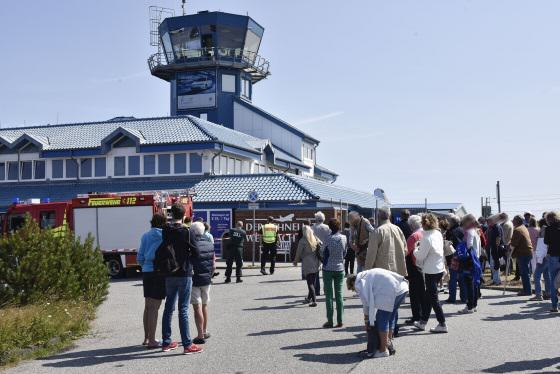 Passagiere am Flughafen Sylt während Feuerwehreinsatz
