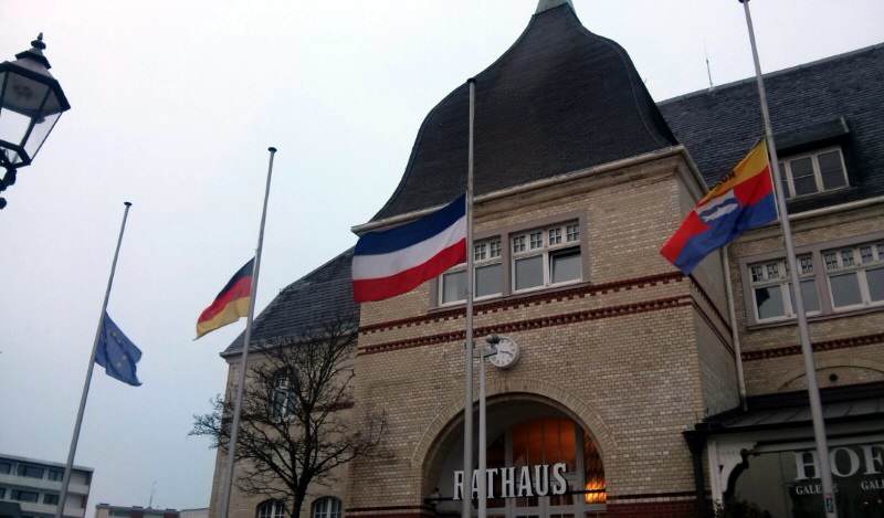 Vor dem Rathaus der Gemeinde Sylt sind die Flaggen auf halbmast