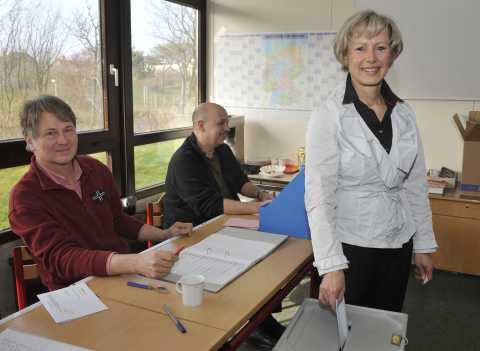 Petra Reiber bei der Stimmabgabe zur Gemeinde Sylt Wahl
