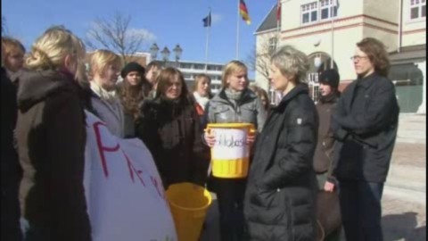 Petra Reiber diskutiert mit Schülern vor dem Rathaus in Westerland