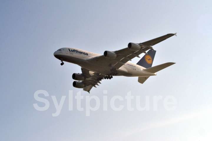 Lufthansa Airbus A380 über Sylt