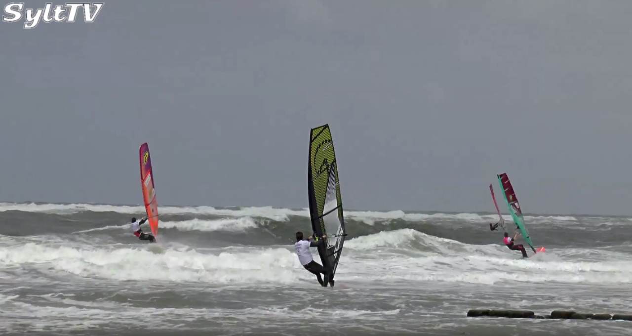Windsurfer im Wettkampf auf der Nordsee vor Sylt