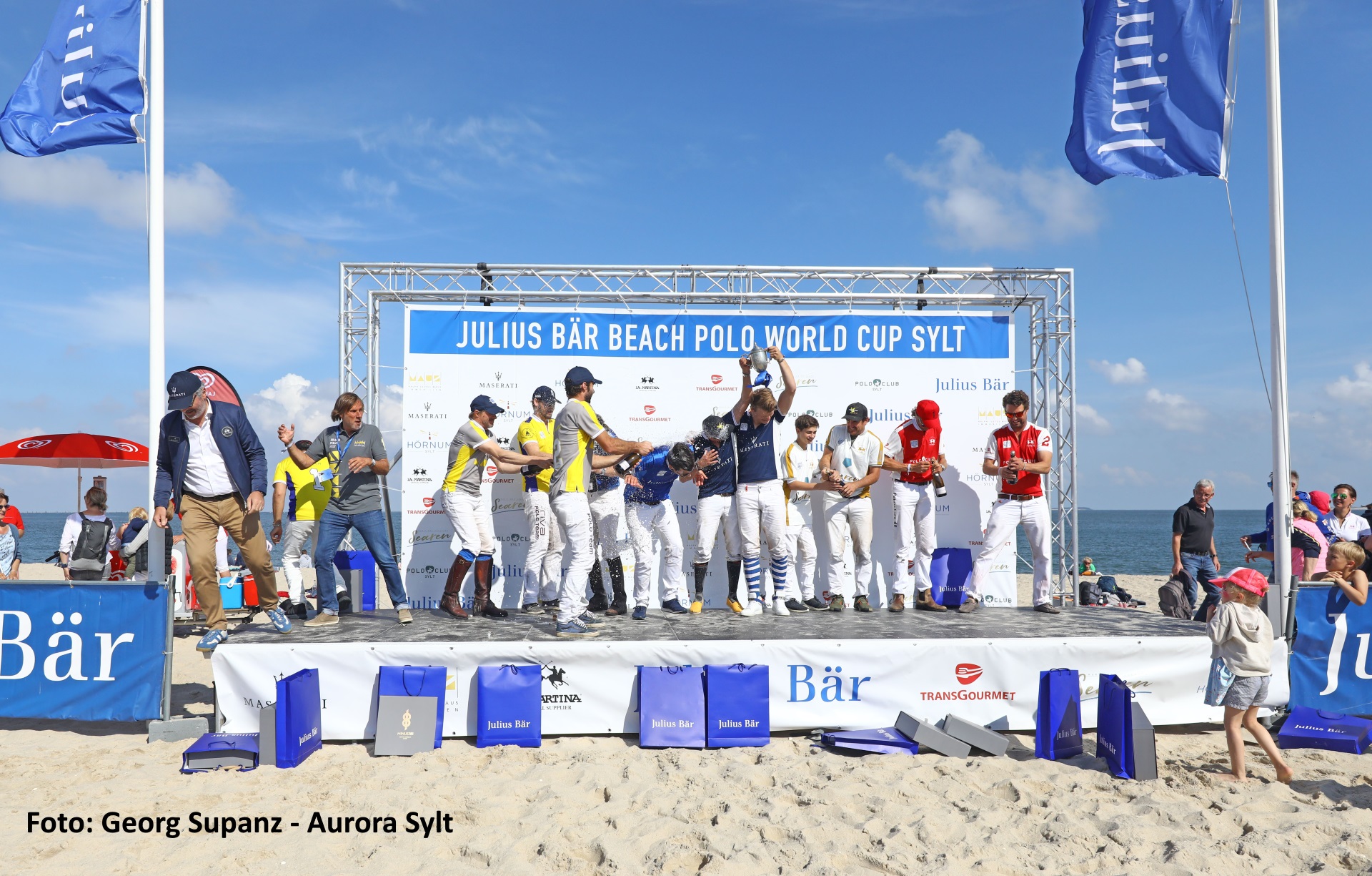 Ausgelassene Stimmung bei der Siegerehrung des Beach Polo Turniers 2019 auf Sylt