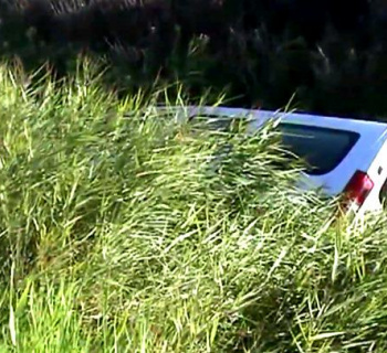 Kurios: In Rantum/Sylt versinkt wieder ein Auto im Graben