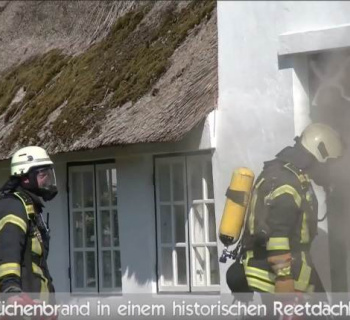 Keitumer + Tinnumer Feuerwehr löschten Brand im Reetdachhaus