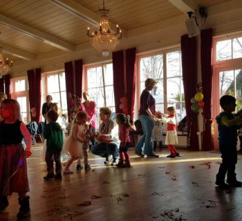 Kinder feiern Petritag im Keitumer Friesensaal