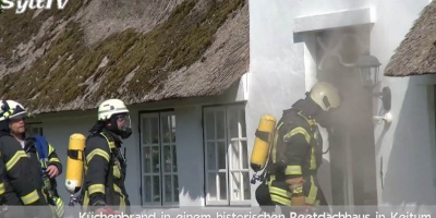 Keitumer + Tinnumer Feuerwehr löschten Brand im Reetdachhaus