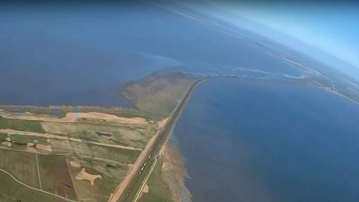 Der Hindenburgdamm, der das festland und die Insel Sylt verbindet