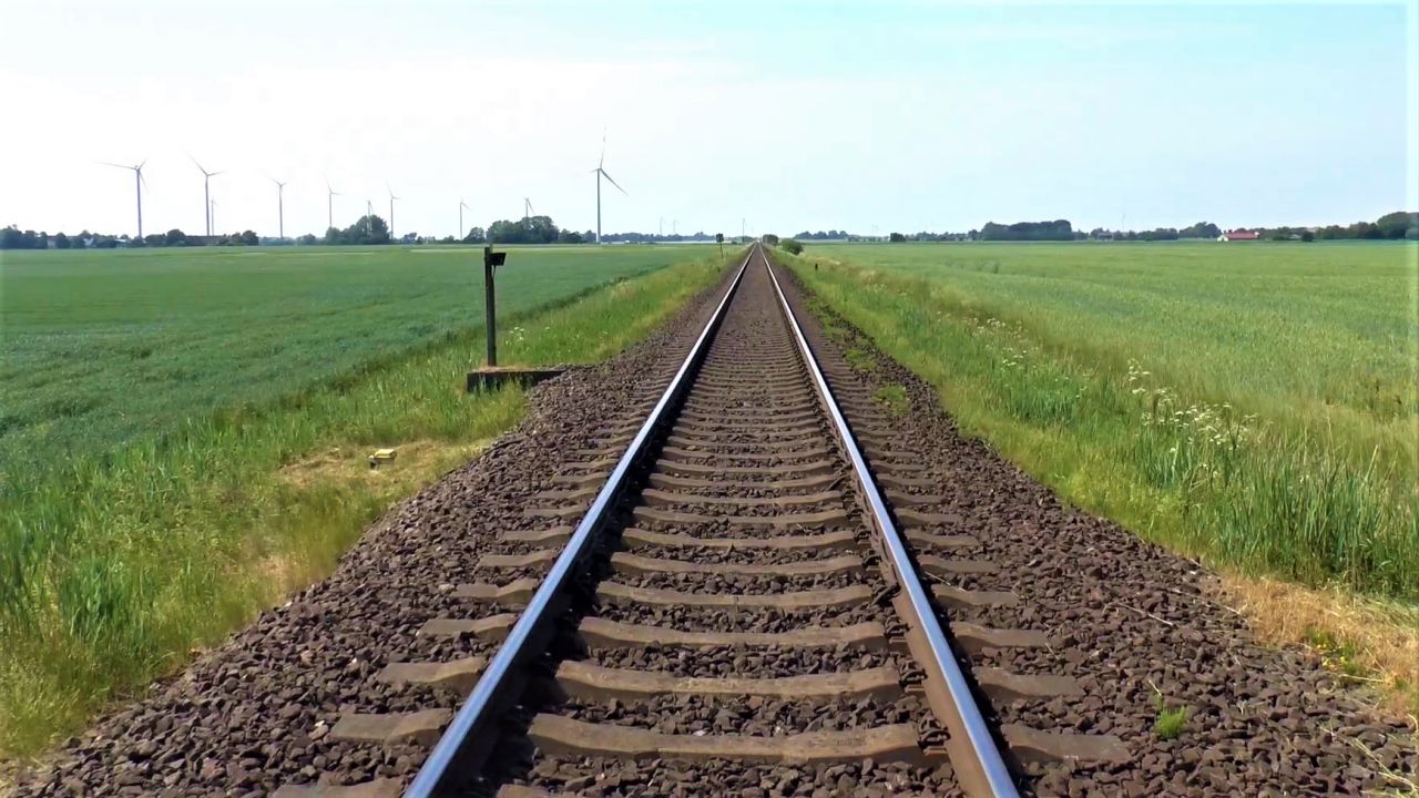 Leere Bahnstrecke nach Sylt