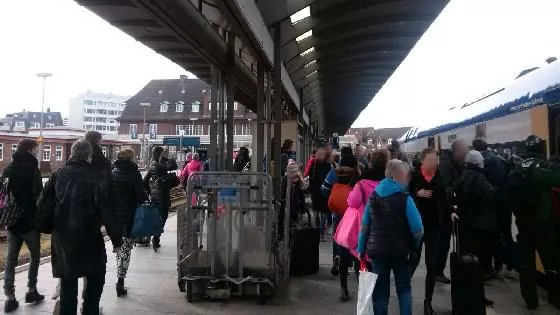 Wenn Schulklassen reisen, sind die Bahnsteige leider oft überfüllt