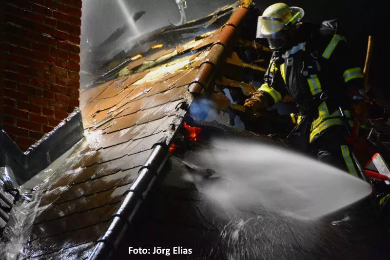 feuer-hoernum-joerg-elia-14092017-4.jpg > Dachstuhl- Wohnungsbrand in Hörnum/Sylt > feuerwehr, einsatzkräfte, hörnum, dachstuhl, wohnung, flammen