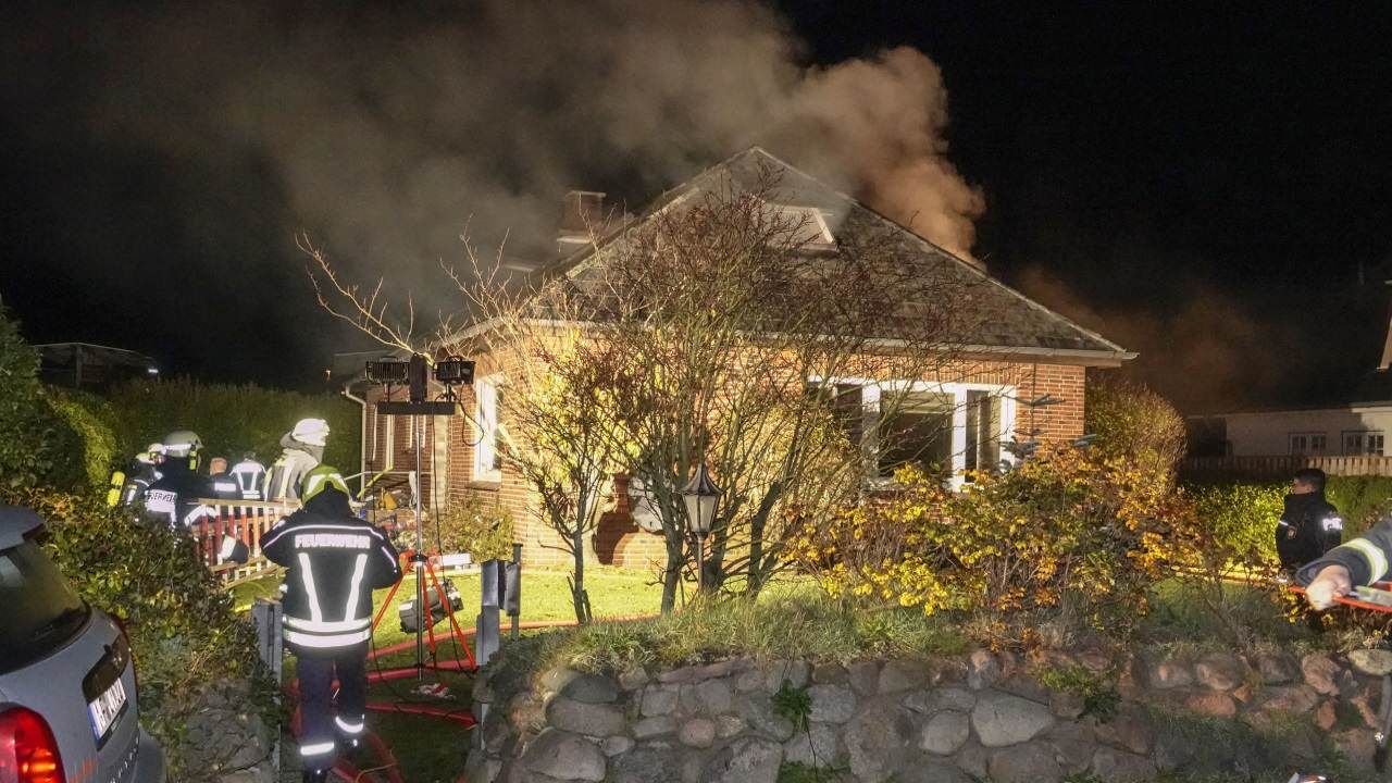 Starker Rauch drang aus dem Tinnumer Einfamilienhaus