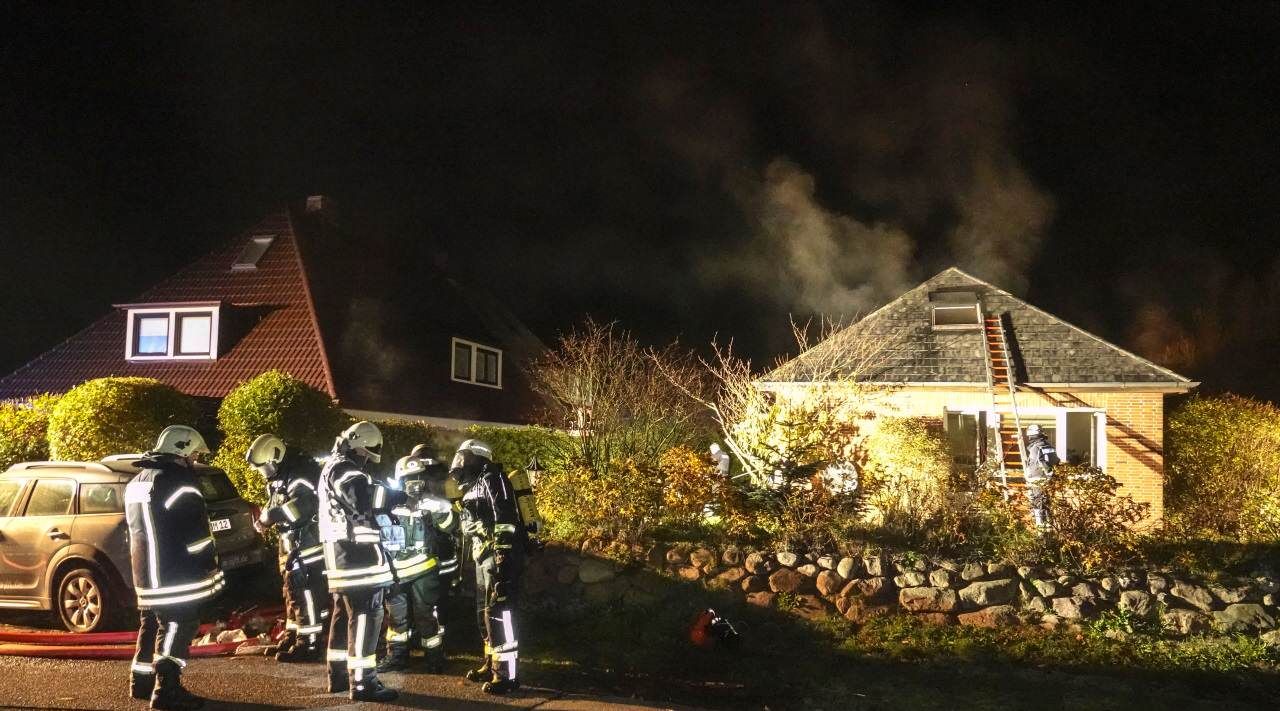 Die Tinnumer Feuerwehr konnte nur unter schwerem Atemschutz das betroffene Haus betreten