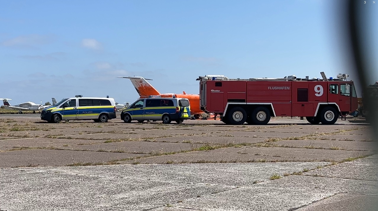 Ein Jet wurde mit orangener Farbe besprüht