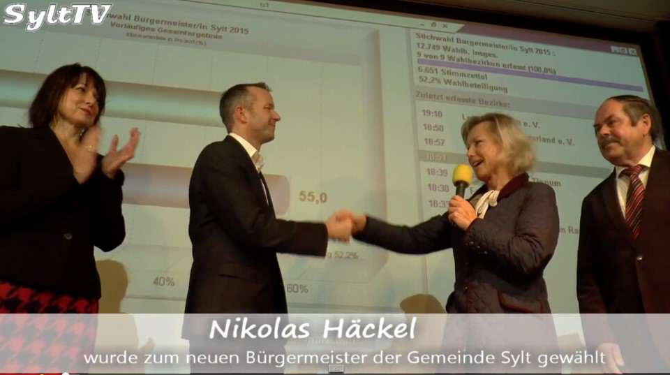 Petra Reiber gratuliert ihrem Nachfolger Nikolas Häckel