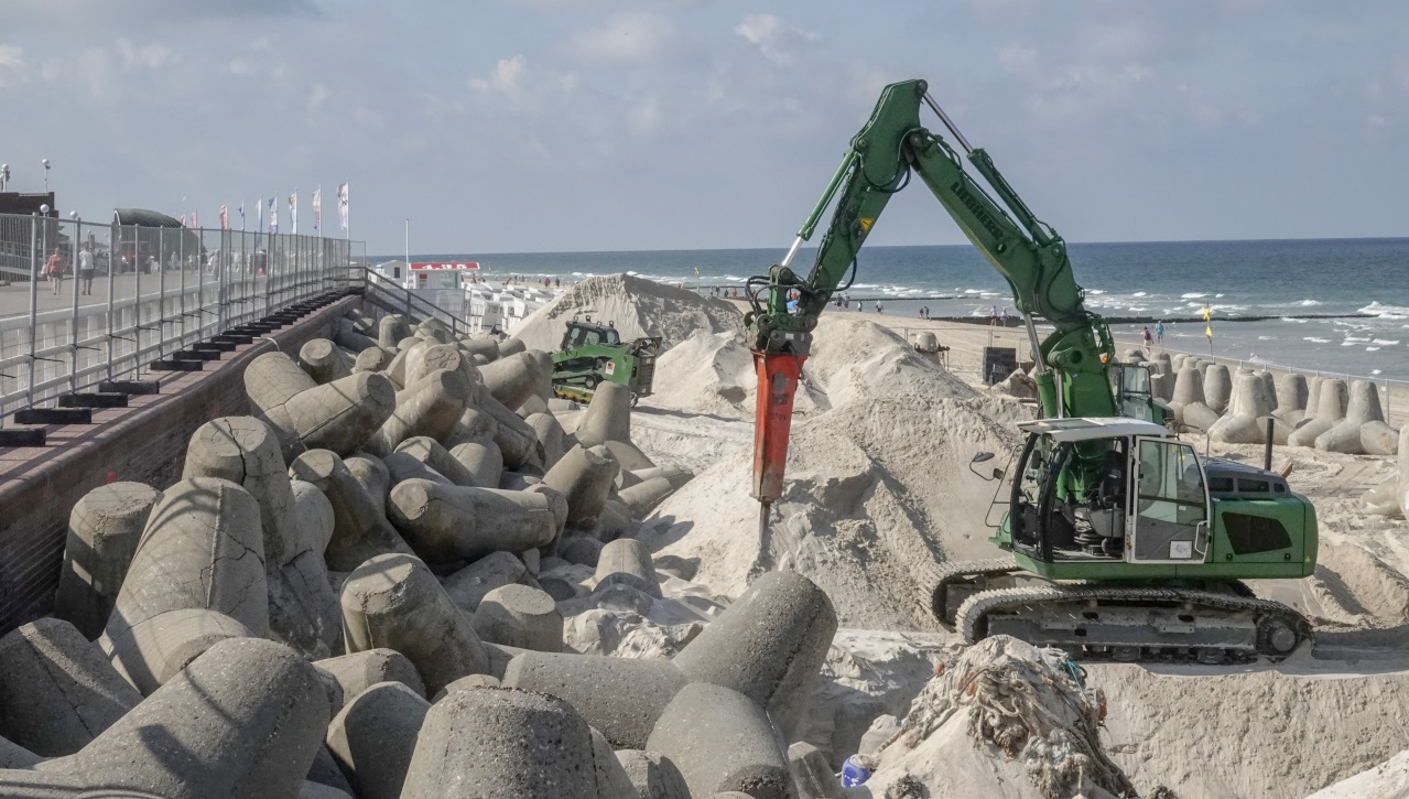 Um künftigen Sturmfluten widerstehen zu können, wird die Strandmauer in Westerland verstärkt