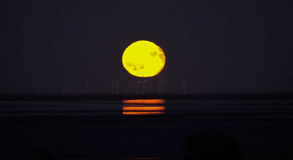 Spektakulärer Mondaufgang über der Nordsee vor Sylt