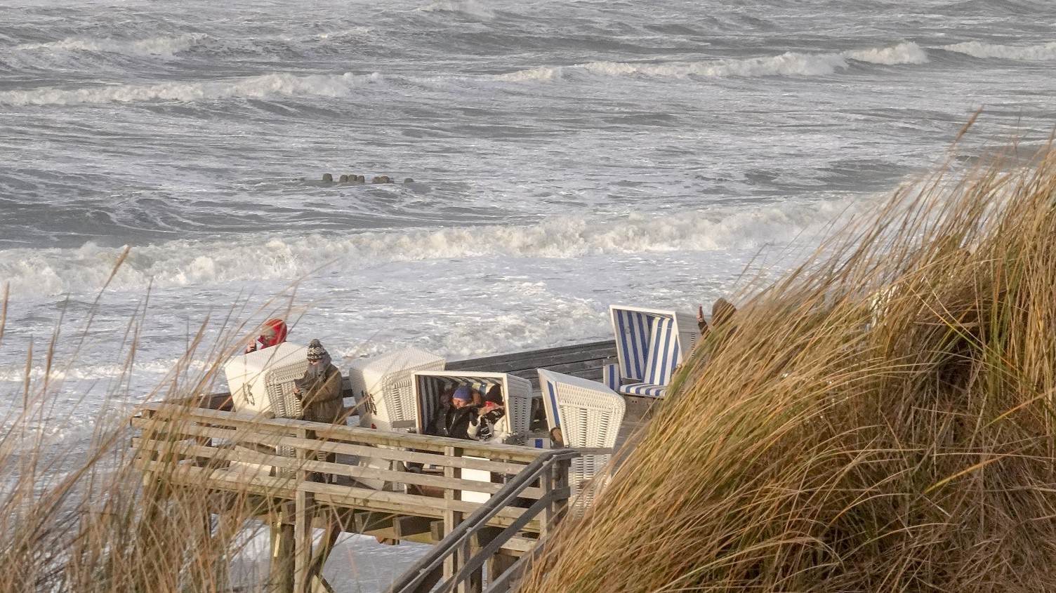 Sturm auf Sylt vermiest Neujahrsbadern den Spaß