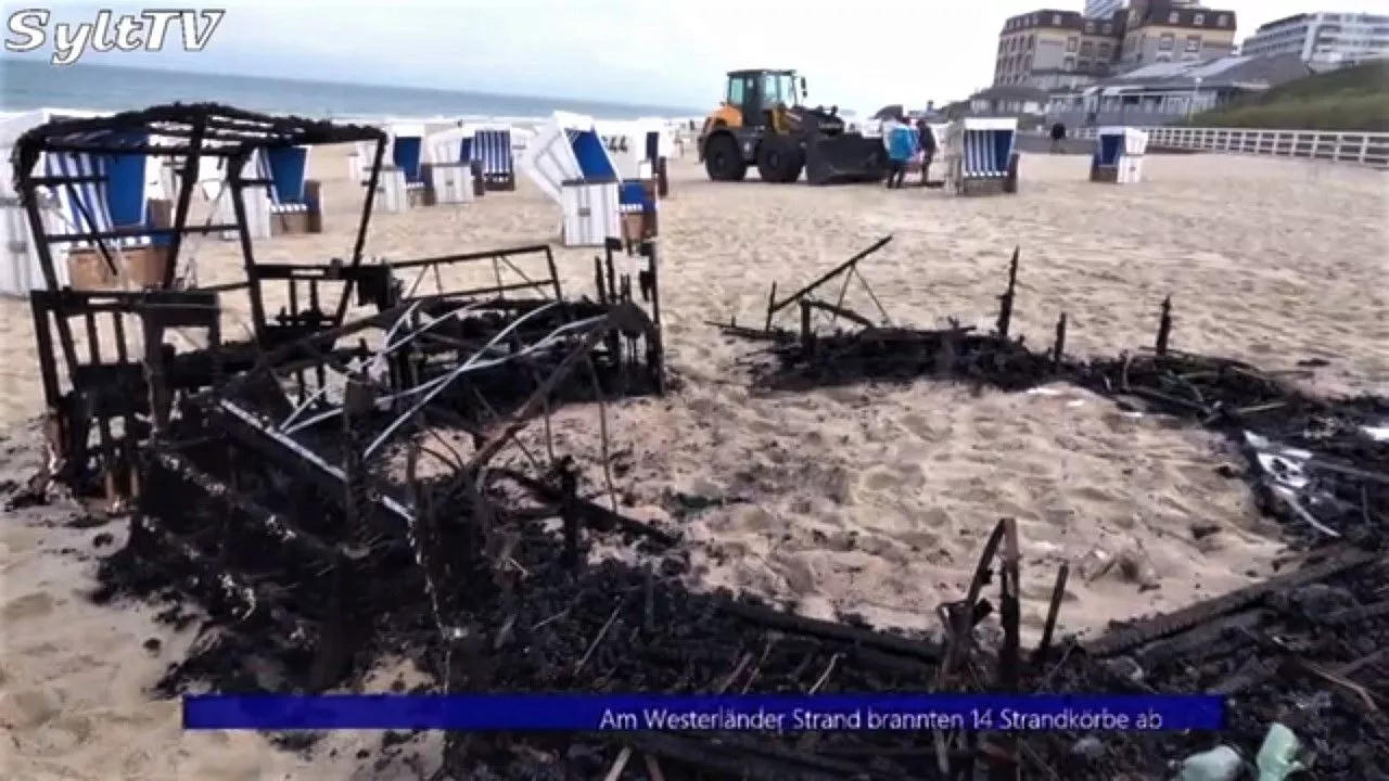 14 zerstörte Strandkörbe hinterließ das Feuer am Westerländer Strand