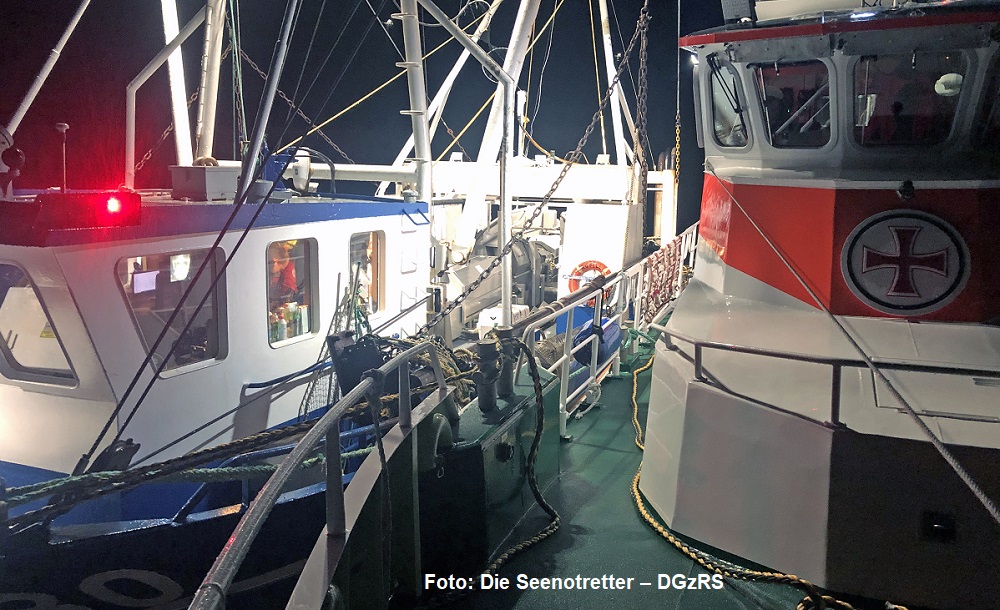 Seenotrettungskreuzer PIDDER LÜNG längsseits des vor Sylt havarierten dänischen Krabbenkutters „Fru Hellesøe“