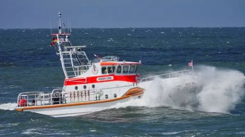  Wassereinbruch: Seenotretter kommen Motorboot vor Sylt zu Hilfe