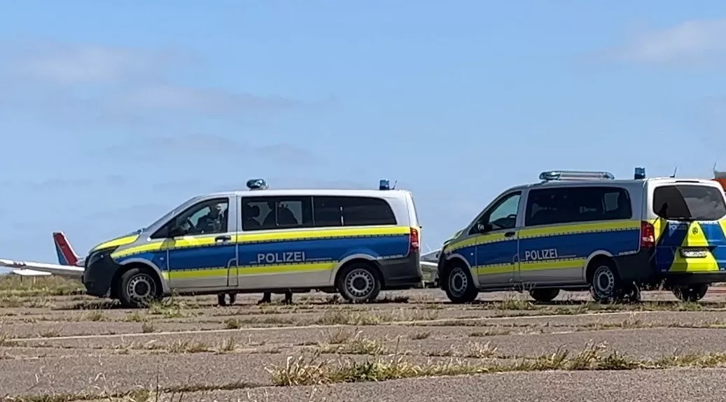 Personen stürmen Sylter Flughafen - 17 Festnahmen