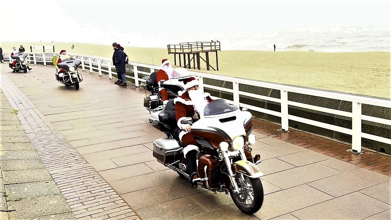 Harley Weihnachtsmann auf Sylt am Strand