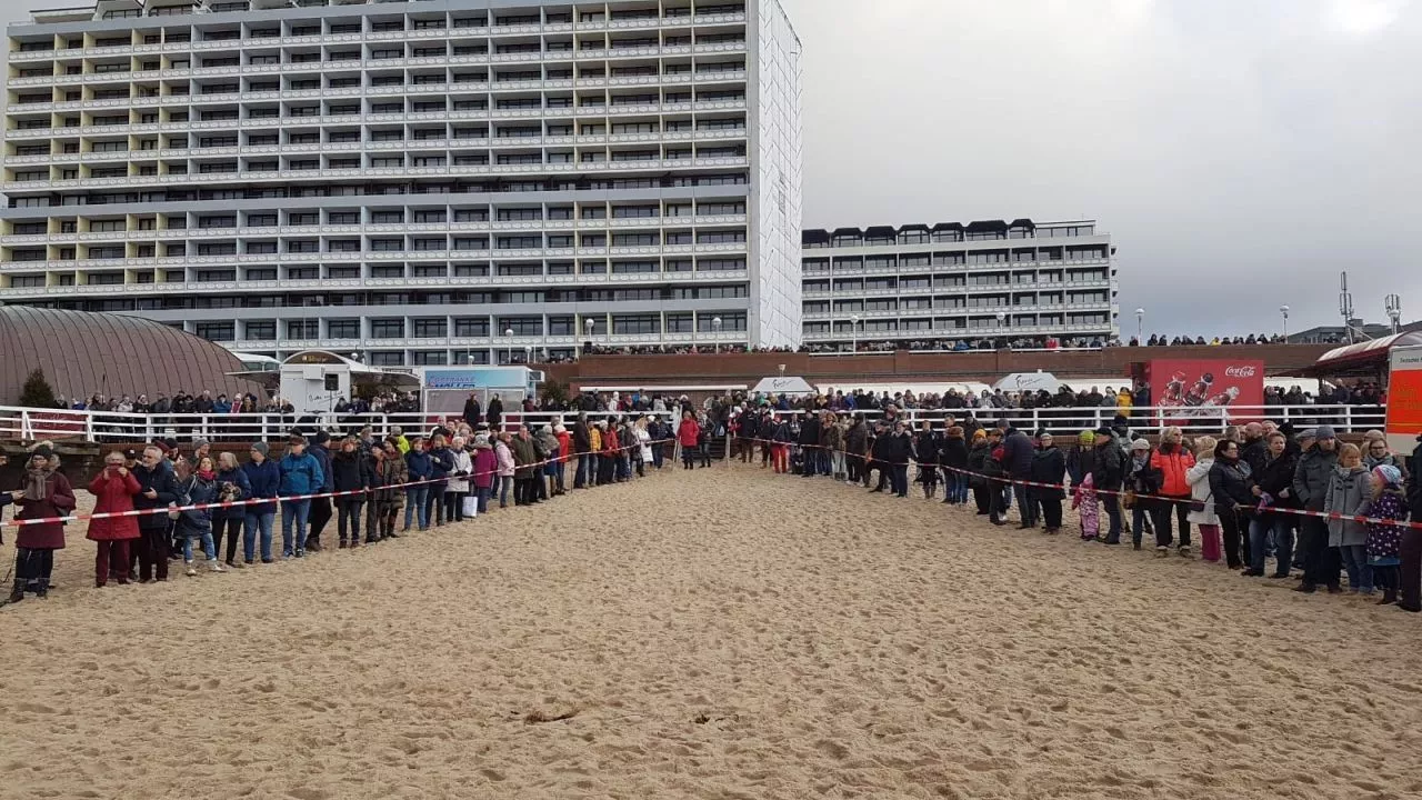 Auch in diesem Jahr kamen wieder viele Schaulustige an den Westerländer Strand