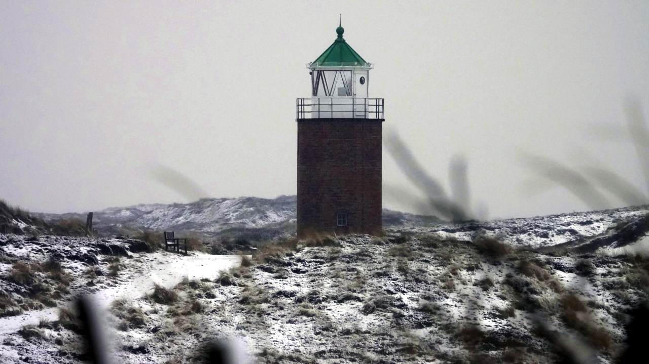 Das Quermarkenfeuer in Kampen in der winterlichen Sylter Landschaft